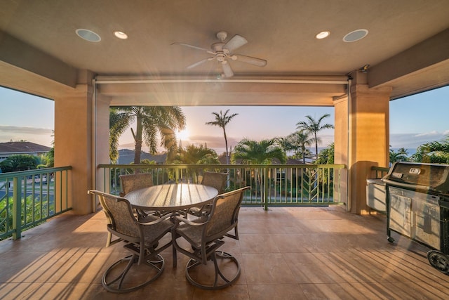 sunroom with ceiling fan