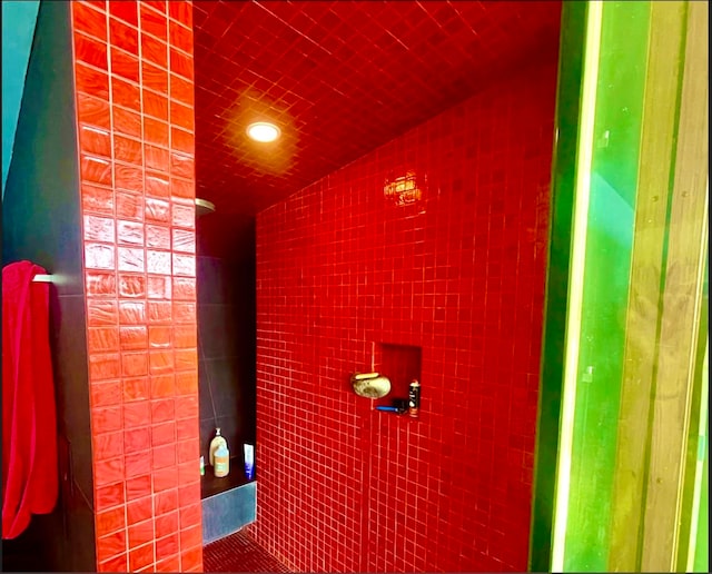 bathroom with lofted ceiling and a tile shower