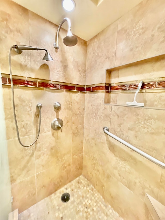 bathroom featuring tiled shower