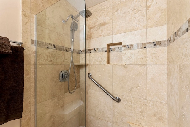 room details featuring tiled shower