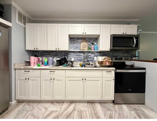 kitchen featuring visible vents, backsplash, a sink, and stainless steel appliances