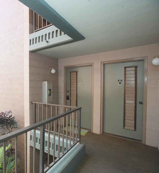 property entrance featuring a balcony