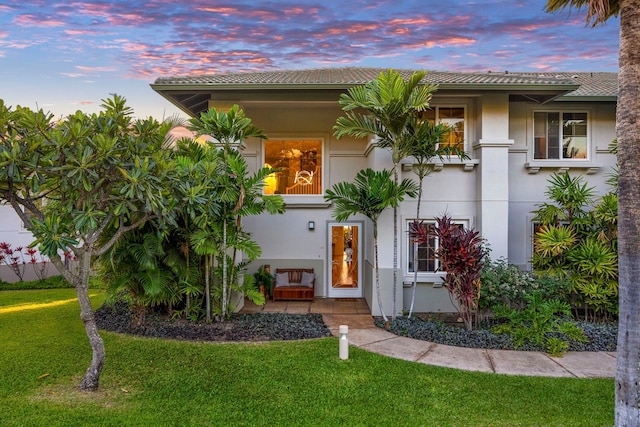 view of front of property featuring a yard