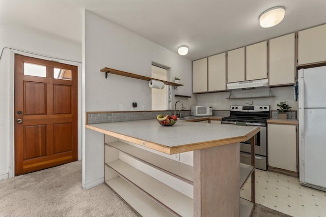 kitchen featuring sink, white appliances, kitchen peninsula, and a breakfast bar area