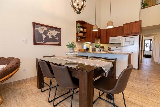 2737 S Kihei Rd Unit 311, Kihei, HI 96753 - dining space with a towering ceiling and baseboards