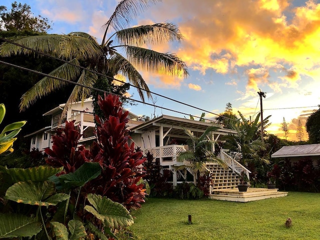 view of yard at dusk