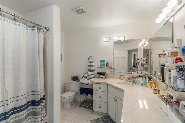 bathroom with a shower with curtain, vanity, and toilet