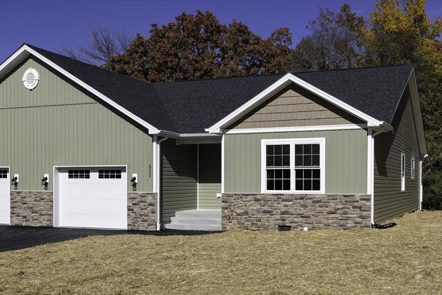 view of front facade featuring a yard and a garage