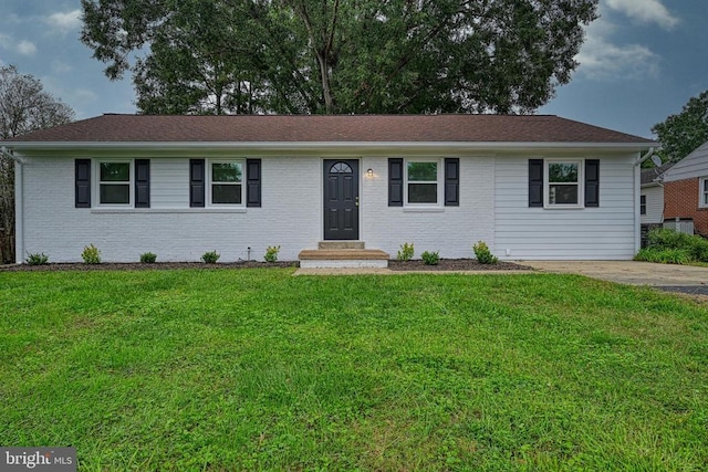 single story home featuring a front yard