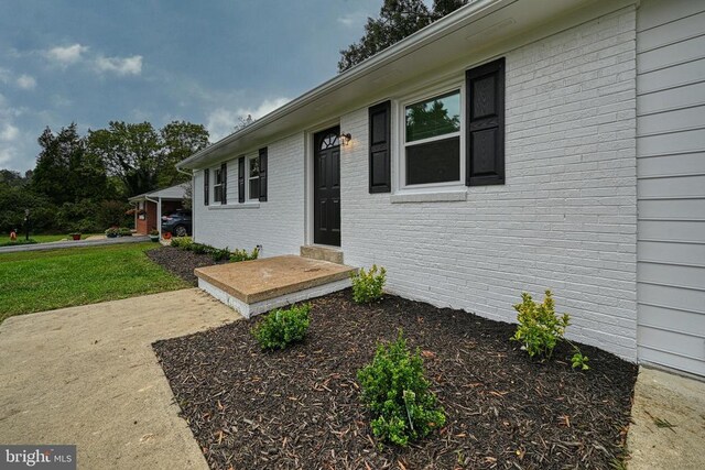 entrance to property featuring a yard