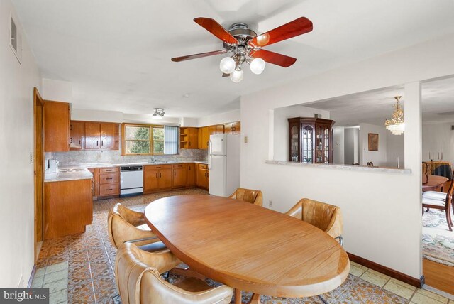 dining area featuring visible vents, baseboards, and ceiling fan with notable chandelier