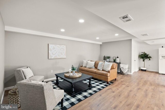 living area featuring recessed lighting, visible vents, baseboards, and wood finished floors