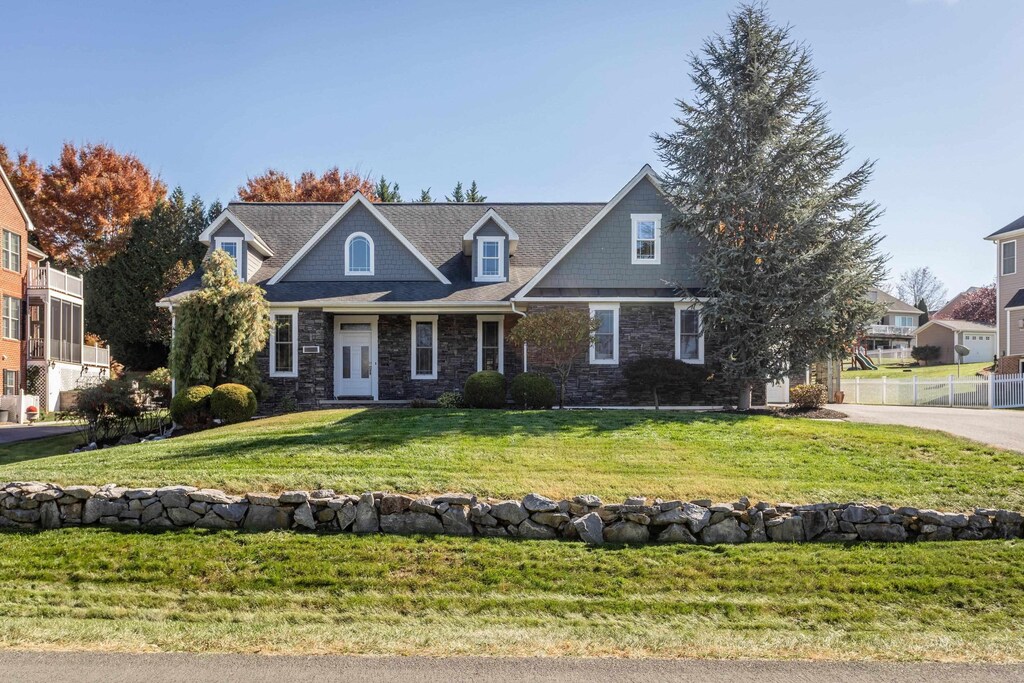 view of front of home featuring a front yard