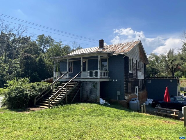 view of front of property with a porch and a front yard