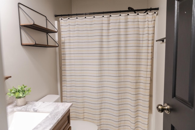 full bathroom with a shower with shower curtain, vanity, and toilet