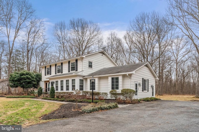 view of front of home with a front lawn