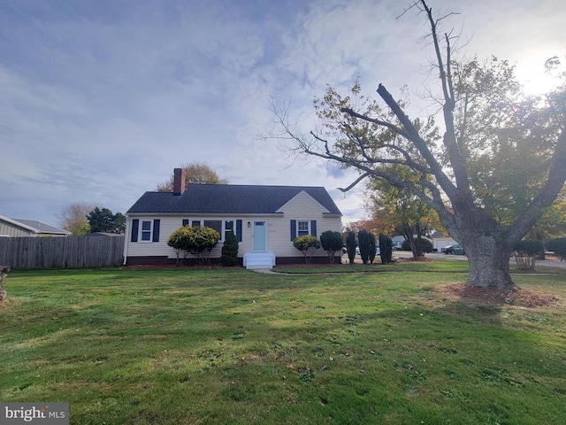 view of front of house featuring a front lawn