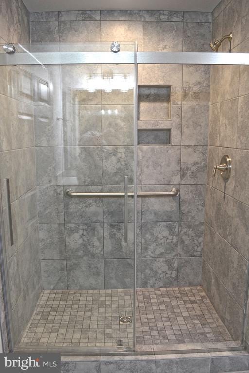 full bathroom featuring a stall shower