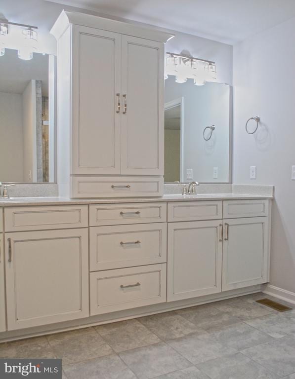 full bathroom featuring visible vents and vanity