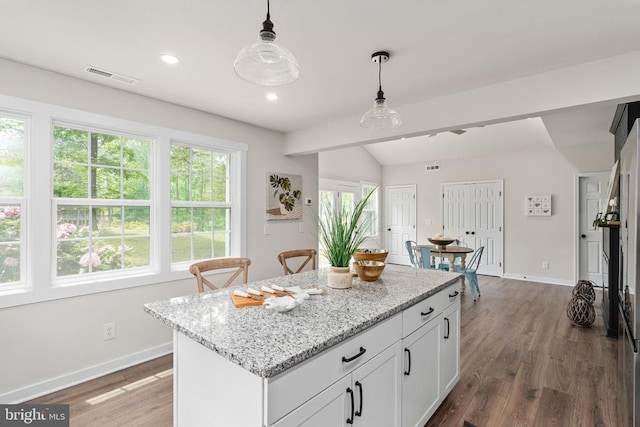 kitchen with visible vents, baseboards, dark wood-style floors, and decorative light fixtures