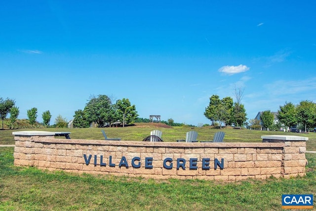 community sign with a lawn