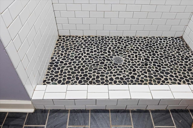 details featuring tiled shower