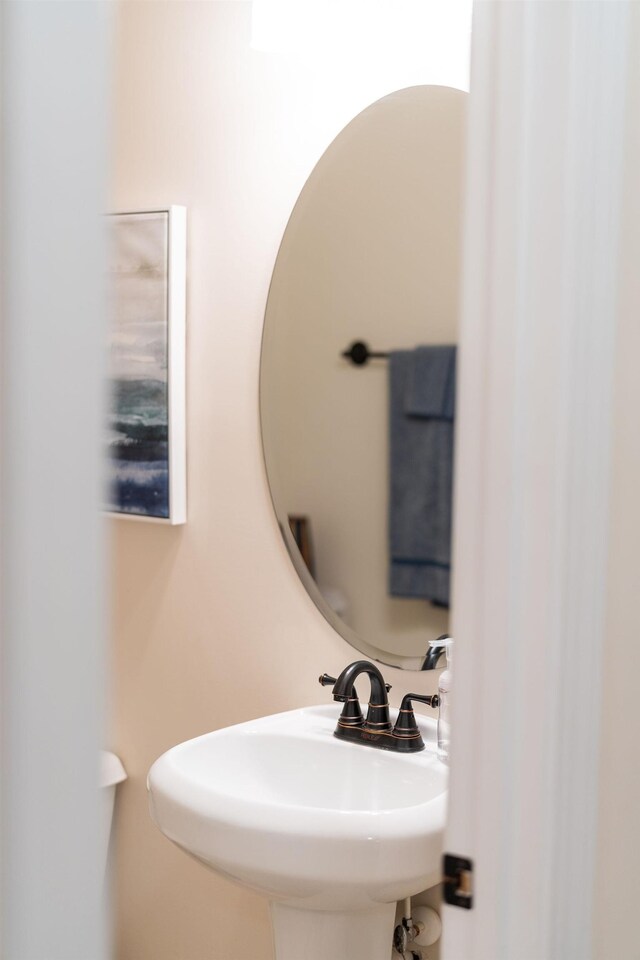 bathroom featuring a sink