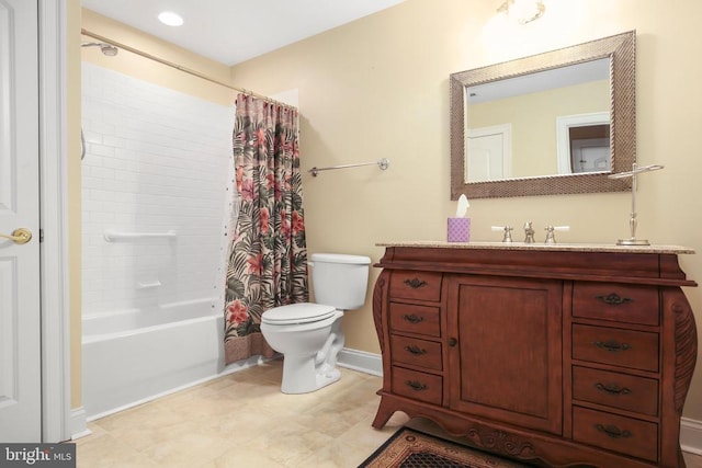 full bath featuring baseboards, shower / bath combo with shower curtain, toilet, and vanity