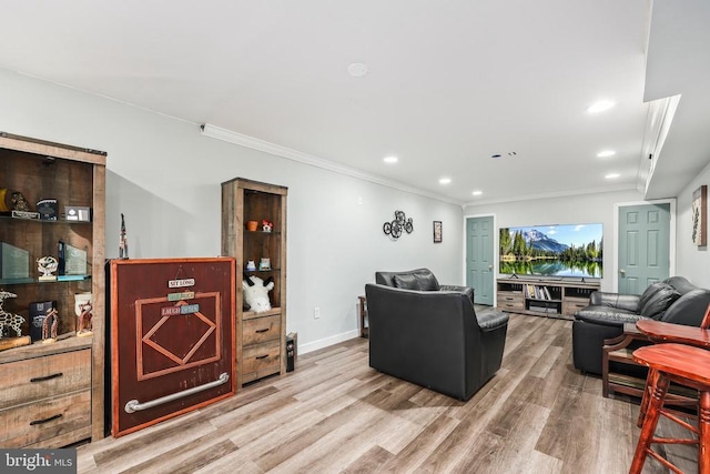 living area featuring baseboards, light wood finished floors, recessed lighting, and crown molding