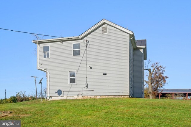 back of house featuring a yard