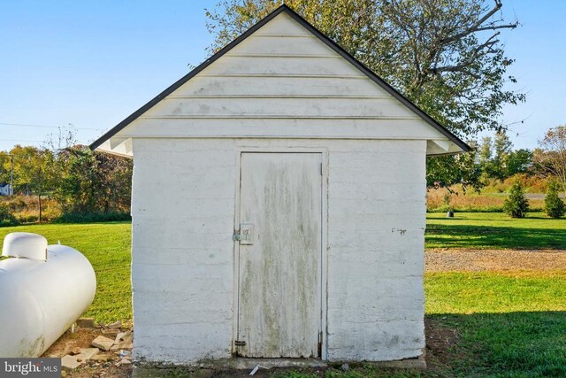 view of outdoor structure with a yard