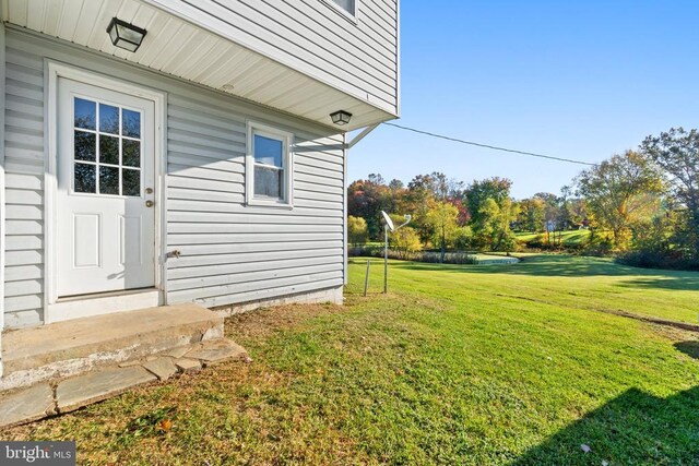 exterior space featuring a lawn