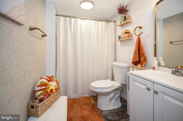 full bathroom with a shower with shower curtain, toilet, and vanity