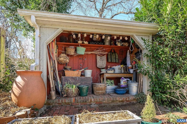 view of outdoor structure featuring an outbuilding