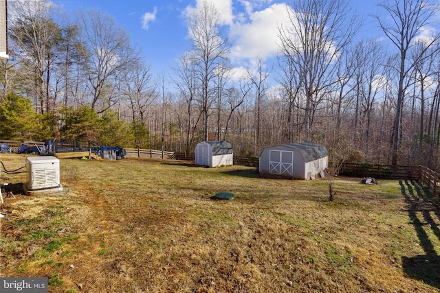 view of yard featuring a storage shed