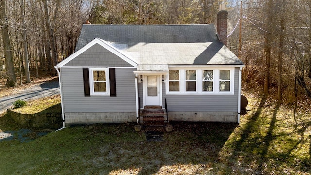 view of front of house featuring a front lawn