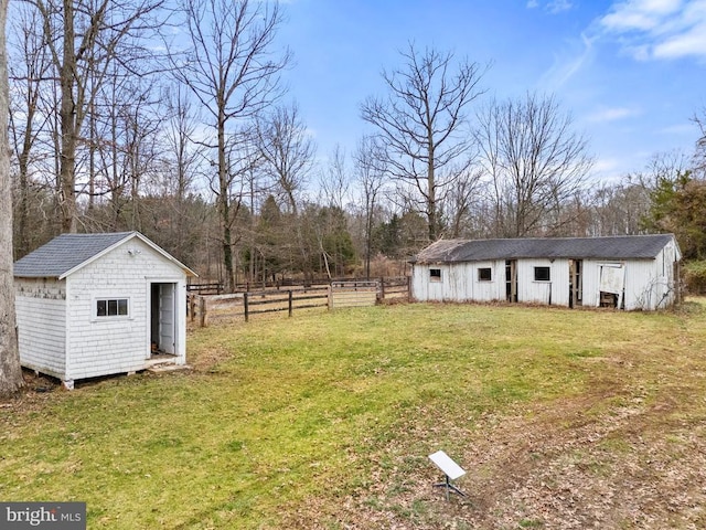 view of yard featuring a shed