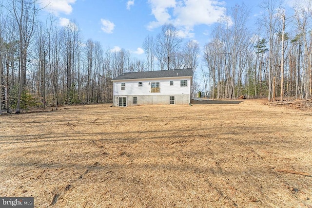 view of front of home featuring a front lawn