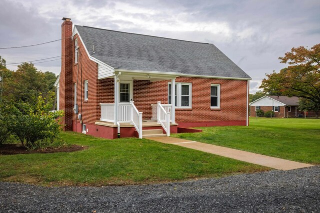 view of front facade with a front lawn