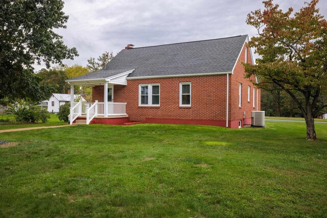 view of front of home featuring central AC unit and a front yard