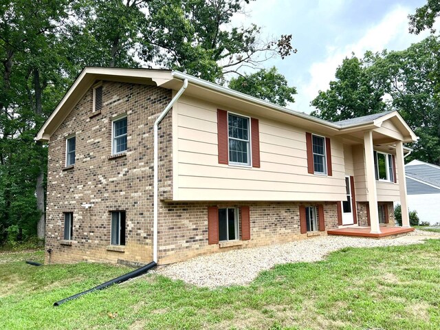 view of front of property with a front yard