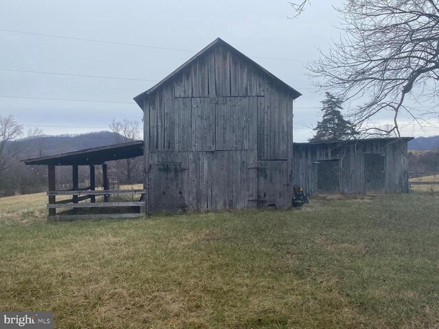 view of barn with a yard