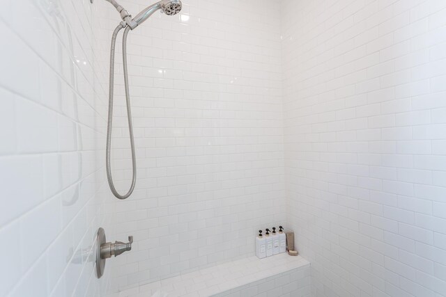 bathroom featuring a tile shower