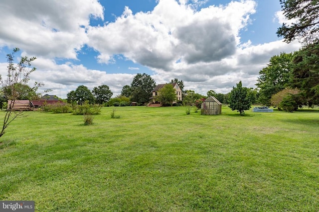 view of yard with an outbuilding