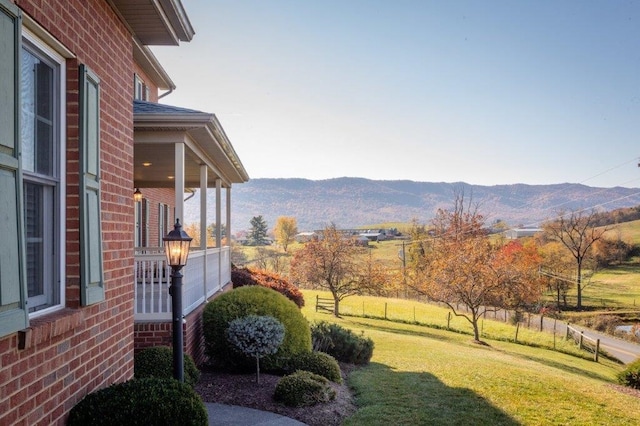 view of yard featuring a mountain view