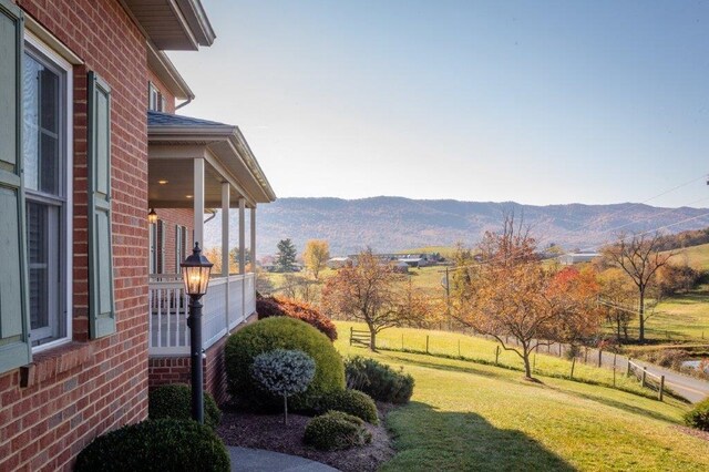 view of yard featuring a mountain view