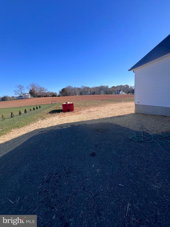 view of yard featuring a rural view