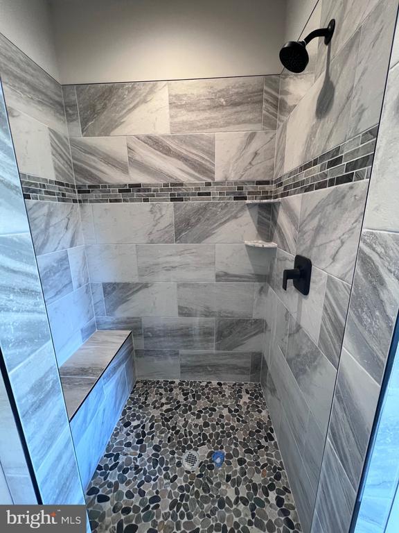 bathroom featuring a tile shower