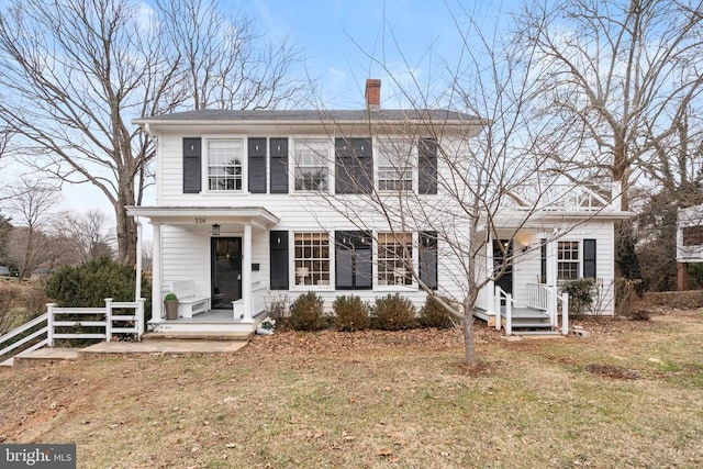 view of front facade featuring a front lawn