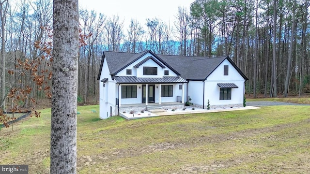 modern inspired farmhouse featuring a front yard and covered porch